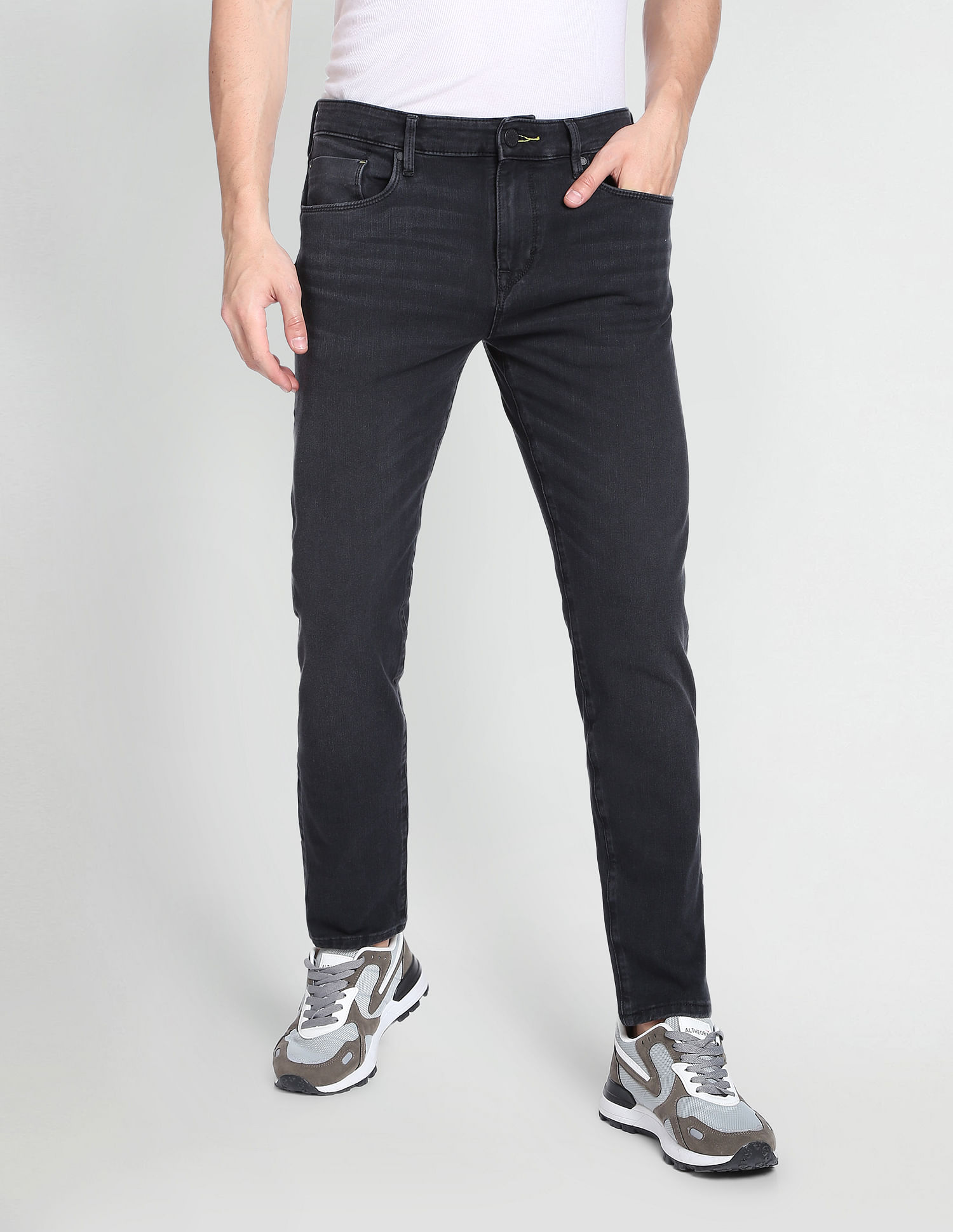 Tapered fit shop jeans online