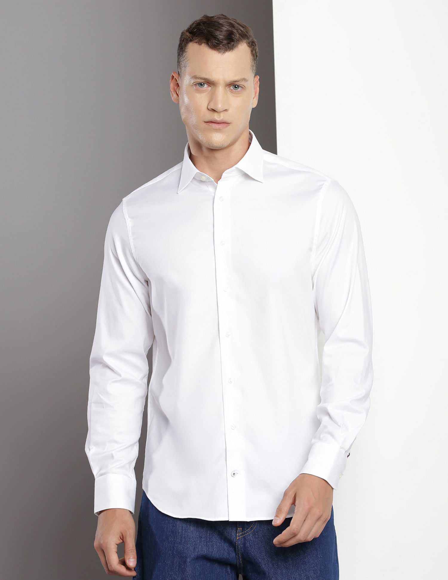 Tommy Hilfiger Cutaway Collar Long Sleeve Solid Shirt