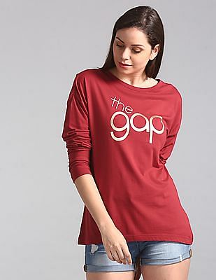 gap red shirt