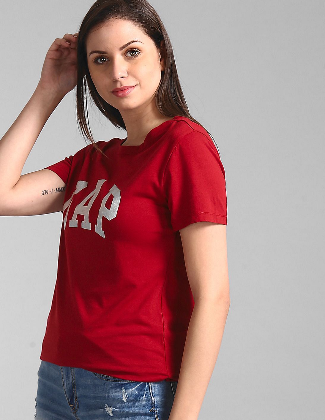gap red t shirt
