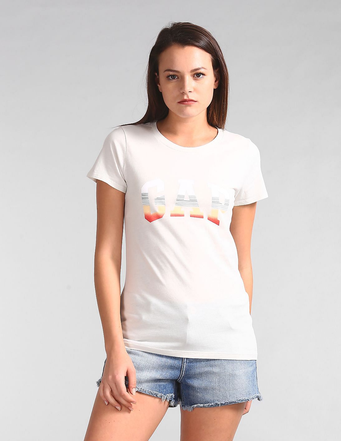 gap white tee